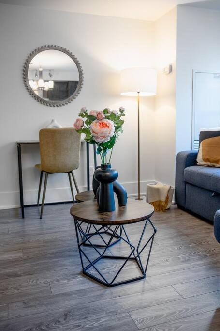Chic 1-Br Condo; Parking Included; Downtown Core Toronto Dış mekan fotoğraf