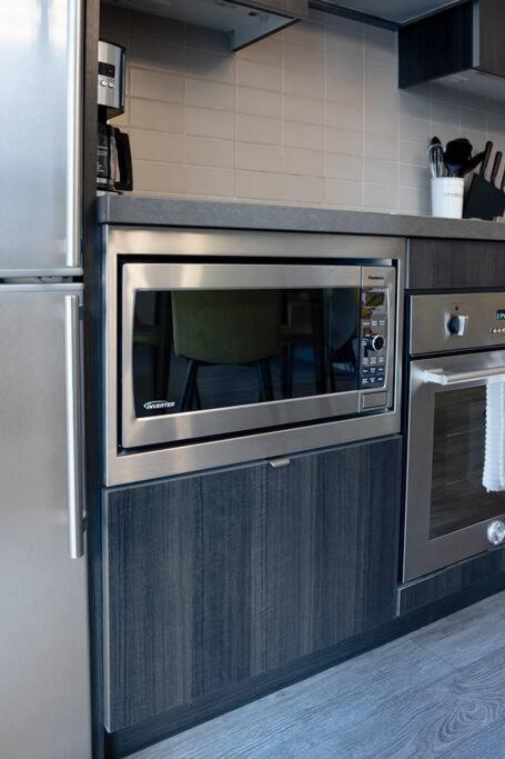 Chic 1-Br Condo; Parking Included; Downtown Core Toronto Dış mekan fotoğraf