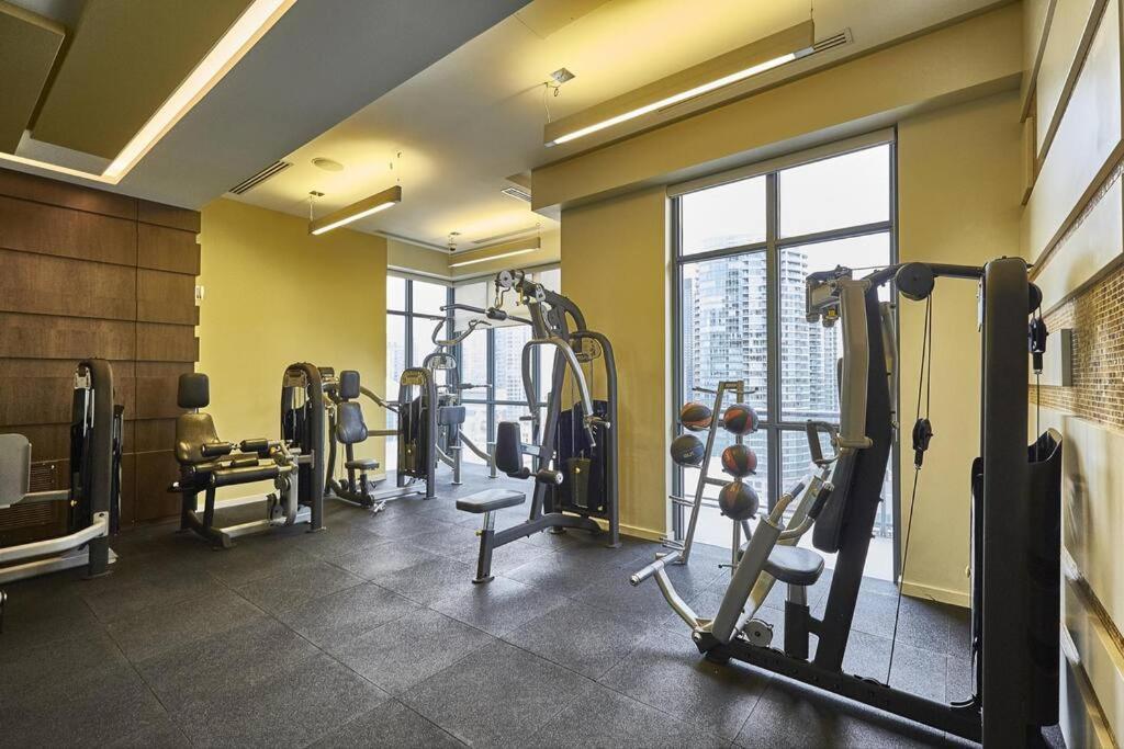 Chic 1-Br Condo; Parking Included; Downtown Core Toronto Dış mekan fotoğraf