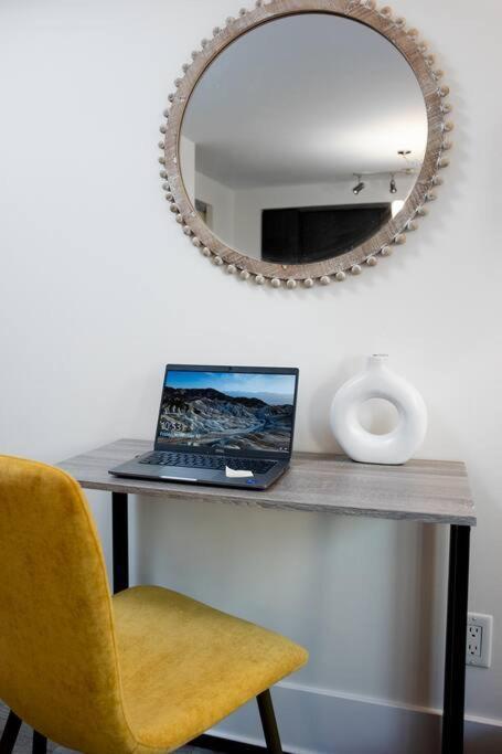 Chic 1-Br Condo; Parking Included; Downtown Core Toronto Dış mekan fotoğraf