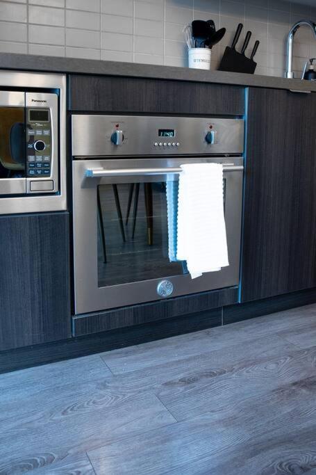 Chic 1-Br Condo; Parking Included; Downtown Core Toronto Dış mekan fotoğraf
