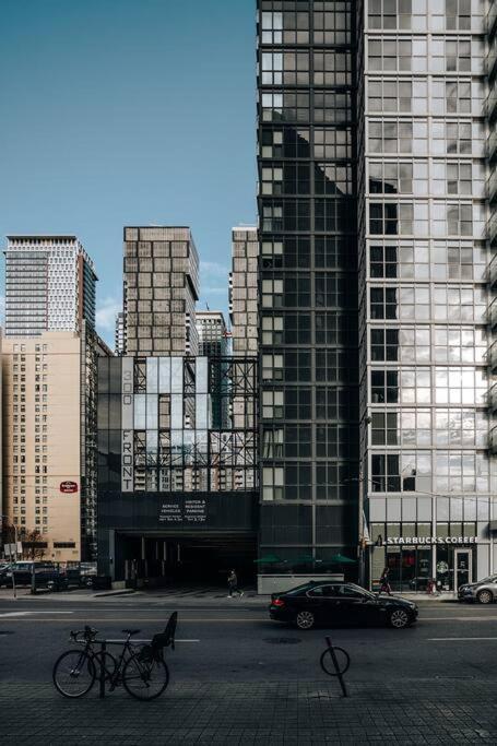 Chic 1-Br Condo; Parking Included; Downtown Core Toronto Dış mekan fotoğraf