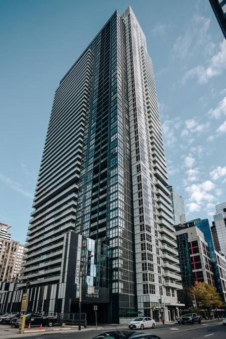 Chic 1-Br Condo; Parking Included; Downtown Core Toronto Dış mekan fotoğraf