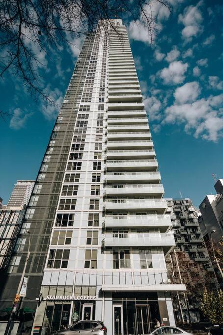 Chic 1-Br Condo; Parking Included; Downtown Core Toronto Dış mekan fotoğraf