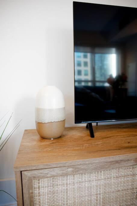 Chic 1-Br Condo; Parking Included; Downtown Core Toronto Dış mekan fotoğraf