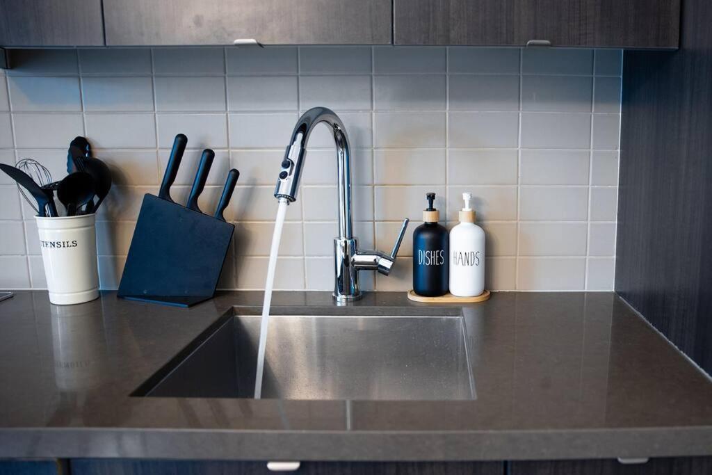 Chic 1-Br Condo; Parking Included; Downtown Core Toronto Dış mekan fotoğraf