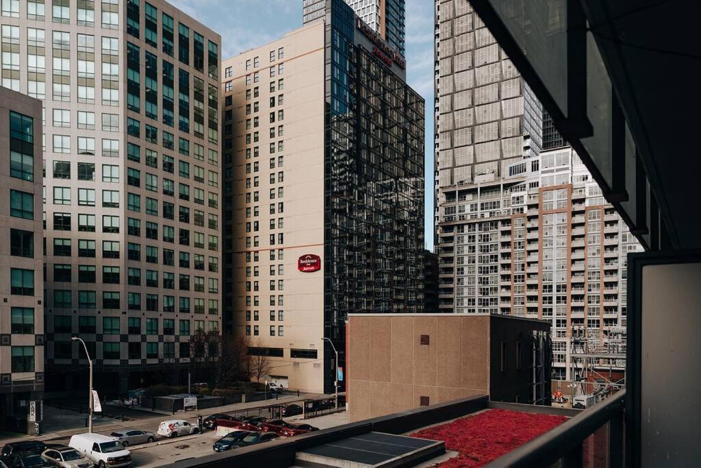 Chic 1-Br Condo; Parking Included; Downtown Core Toronto Dış mekan fotoğraf