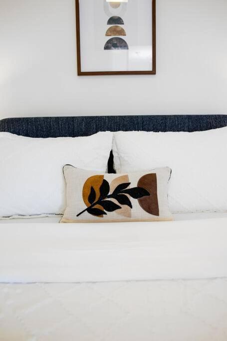 Chic 1-Br Condo; Parking Included; Downtown Core Toronto Dış mekan fotoğraf