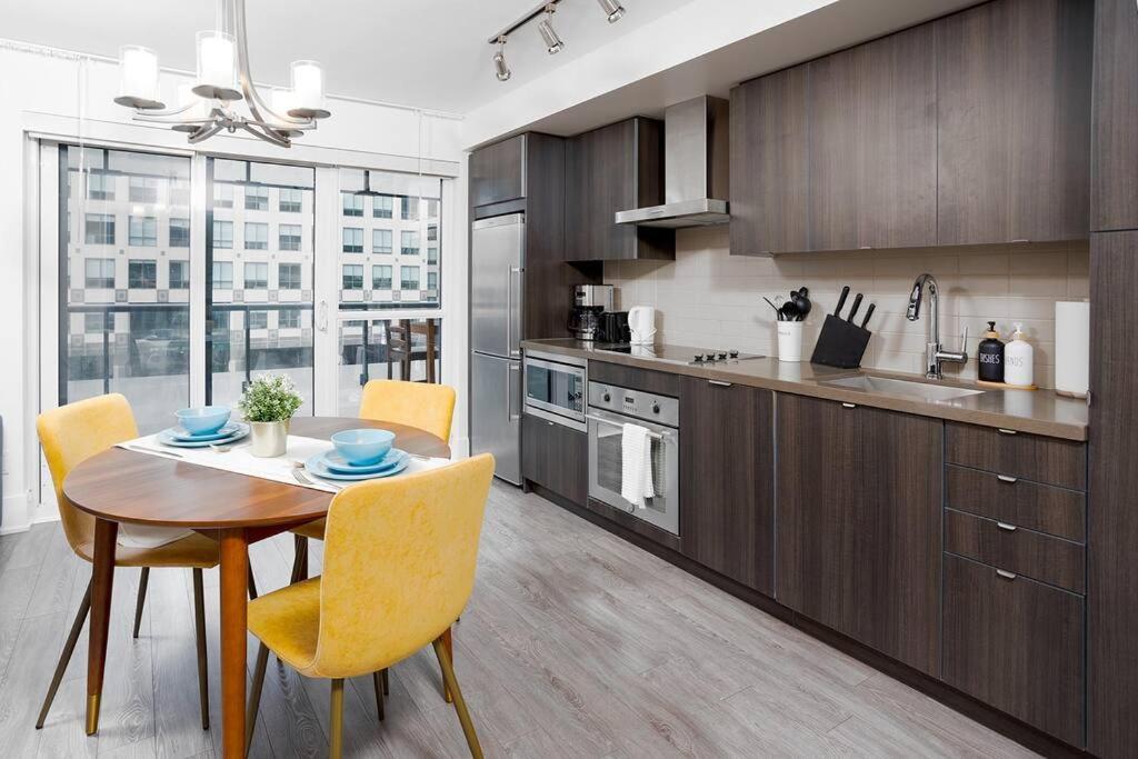 Chic 1-Br Condo; Parking Included; Downtown Core Toronto Dış mekan fotoğraf