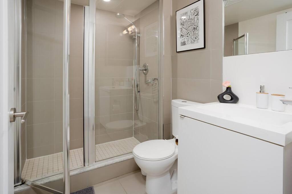 Chic 1-Br Condo; Parking Included; Downtown Core Toronto Dış mekan fotoğraf