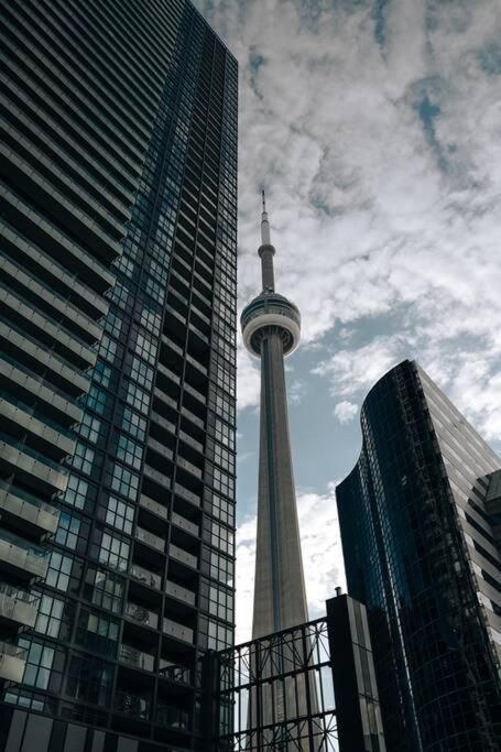 Chic 1-Br Condo; Parking Included; Downtown Core Toronto Dış mekan fotoğraf