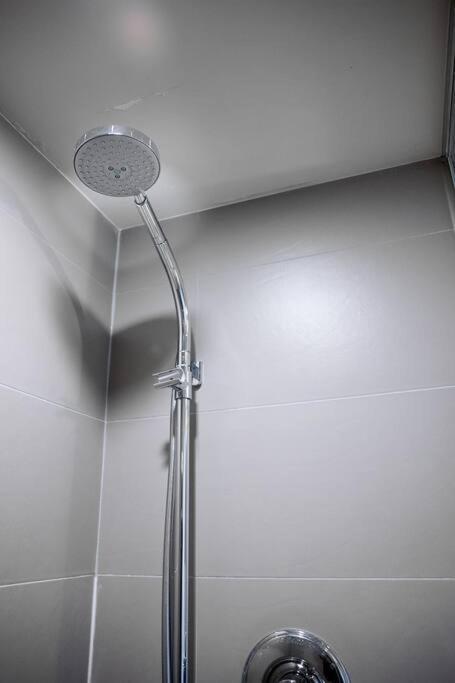 Chic 1-Br Condo; Parking Included; Downtown Core Toronto Dış mekan fotoğraf