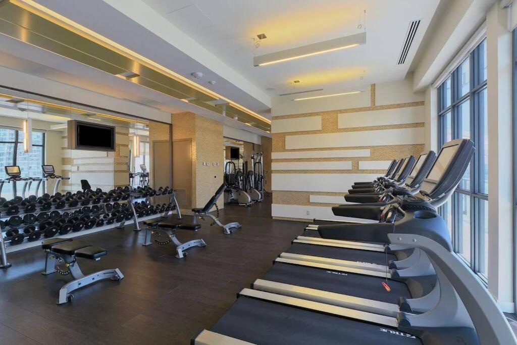 Chic 1-Br Condo; Parking Included; Downtown Core Toronto Dış mekan fotoğraf