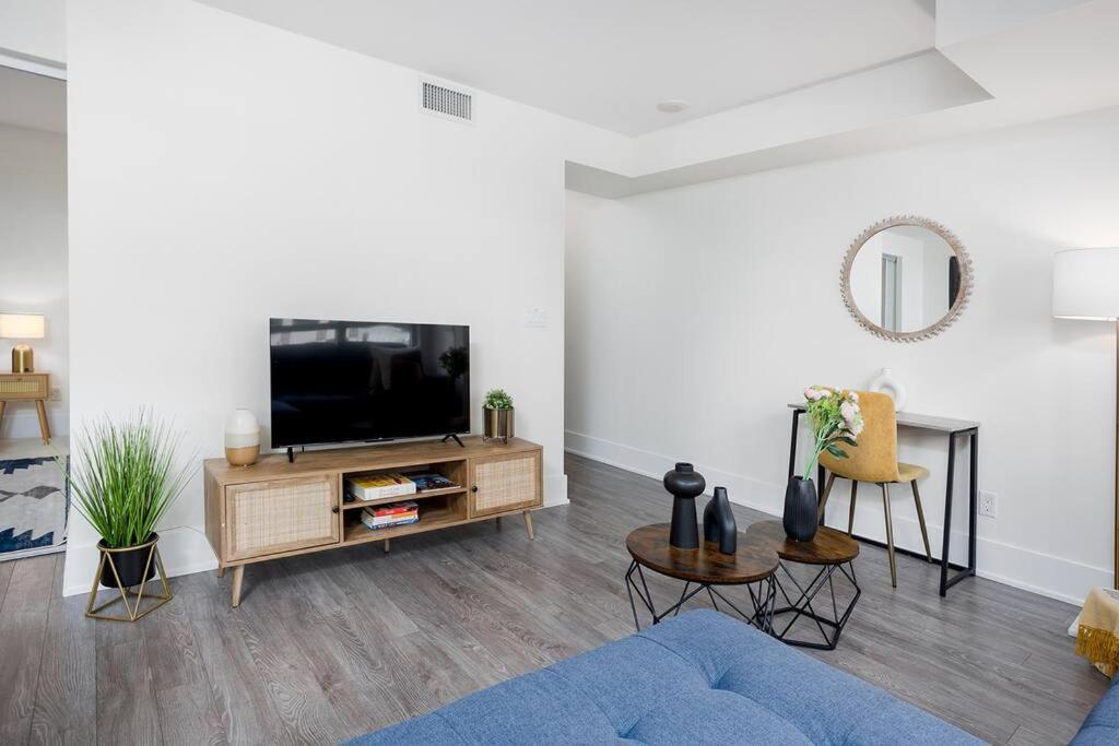 Chic 1-Br Condo; Parking Included; Downtown Core Toronto Dış mekan fotoğraf