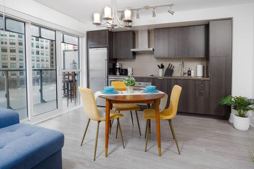 Chic 1-Br Condo; Parking Included; Downtown Core Toronto Dış mekan fotoğraf