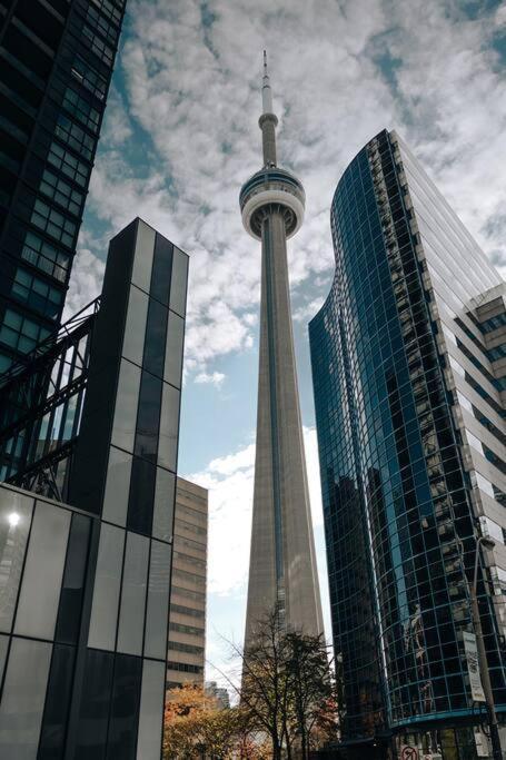 Chic 1-Br Condo; Parking Included; Downtown Core Toronto Dış mekan fotoğraf