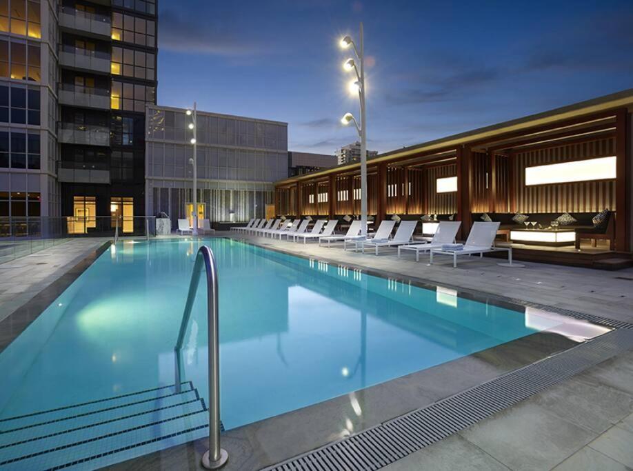Chic 1-Br Condo; Parking Included; Downtown Core Toronto Dış mekan fotoğraf