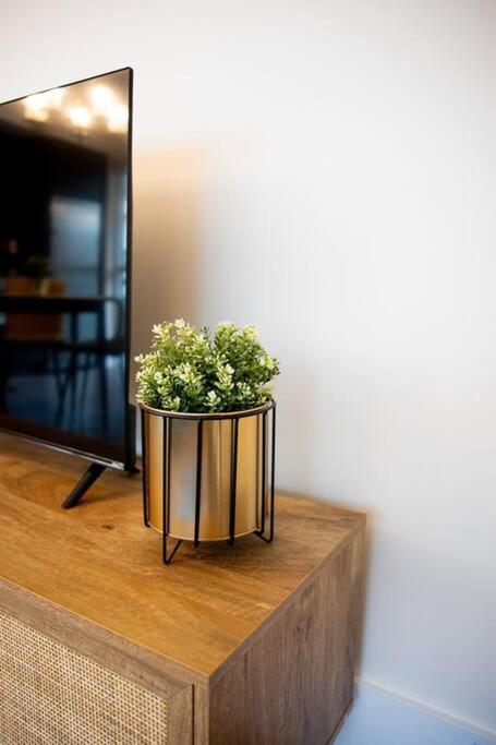 Chic 1-Br Condo; Parking Included; Downtown Core Toronto Dış mekan fotoğraf