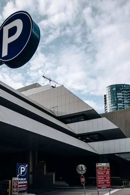 Chic 1-Br Condo; Parking Included; Downtown Core Toronto Dış mekan fotoğraf