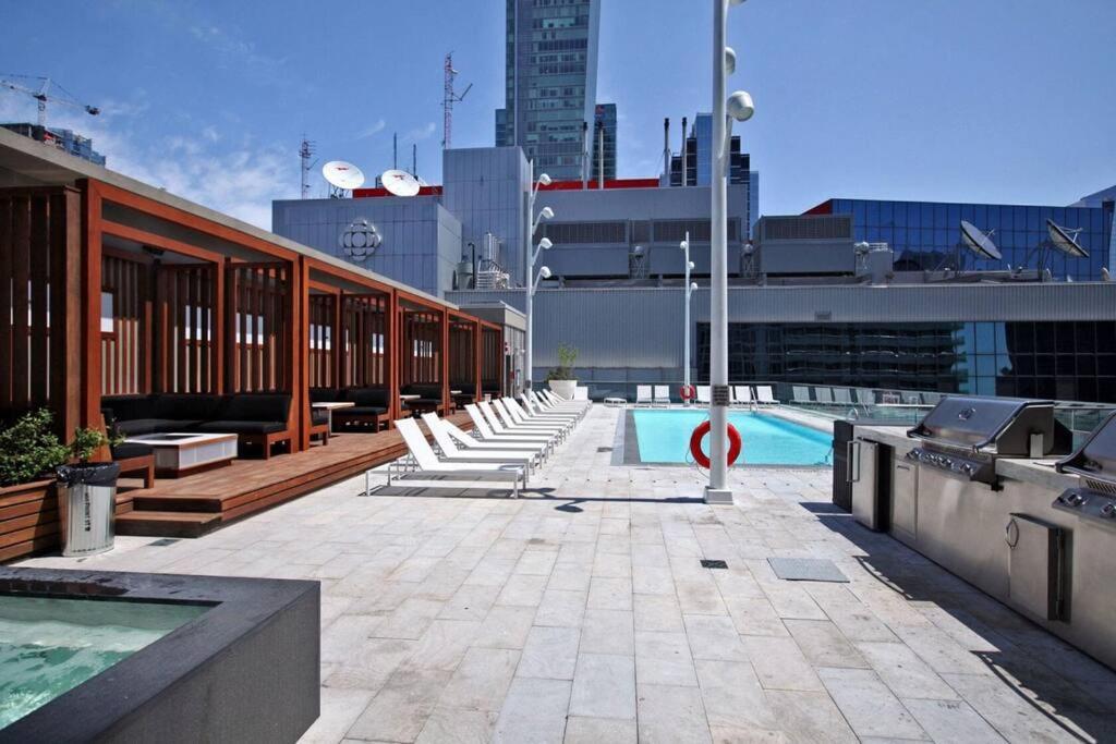 Chic 1-Br Condo; Parking Included; Downtown Core Toronto Dış mekan fotoğraf