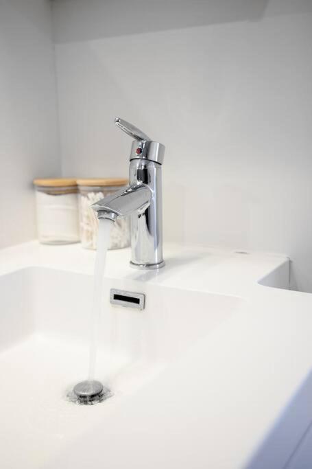Chic 1-Br Condo; Parking Included; Downtown Core Toronto Dış mekan fotoğraf