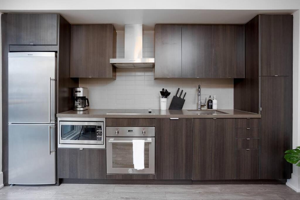 Chic 1-Br Condo; Parking Included; Downtown Core Toronto Dış mekan fotoğraf