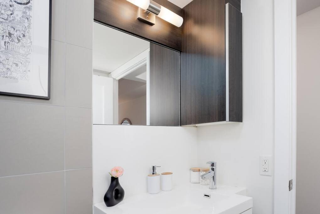 Chic 1-Br Condo; Parking Included; Downtown Core Toronto Dış mekan fotoğraf
