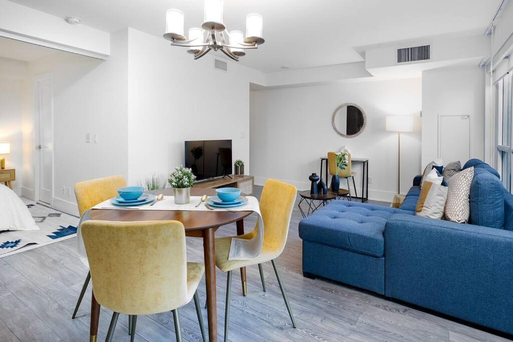 Chic 1-Br Condo; Parking Included; Downtown Core Toronto Dış mekan fotoğraf