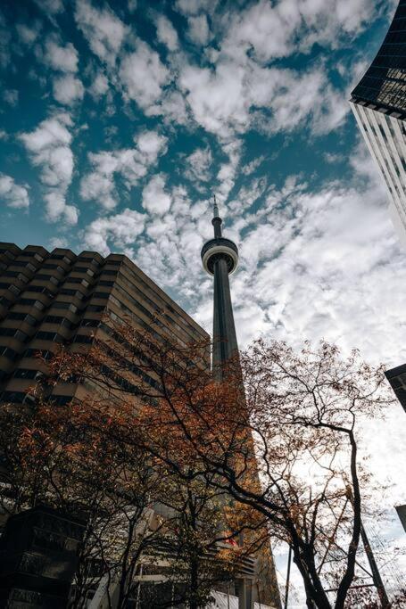 Chic 1-Br Condo; Parking Included; Downtown Core Toronto Dış mekan fotoğraf