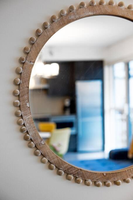 Chic 1-Br Condo; Parking Included; Downtown Core Toronto Dış mekan fotoğraf