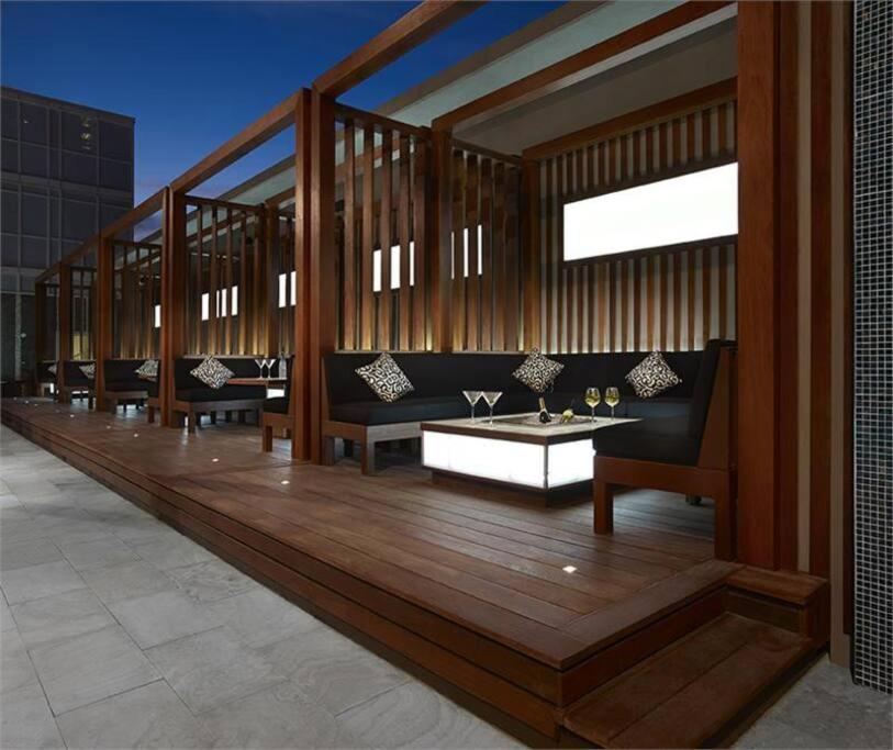 Chic 1-Br Condo; Parking Included; Downtown Core Toronto Dış mekan fotoğraf