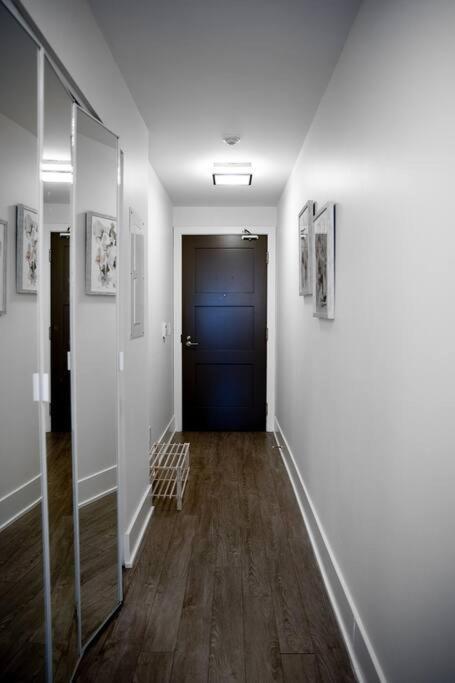 Chic 1-Br Condo; Parking Included; Downtown Core Toronto Dış mekan fotoğraf